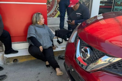 Adulto mayor atropella el pie de una mujer al intentar estacionarse
