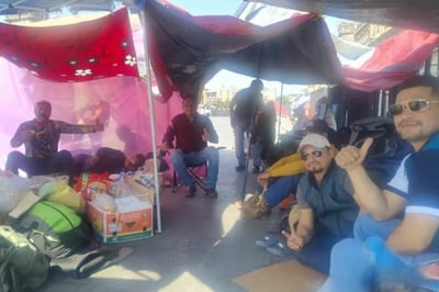 Ex obreros de AHMSA mantienen plantón en el Zócalo y exigen audiencia con Sheinbaum