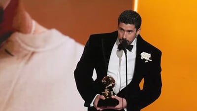 Bad Bunny lanza mensaje contra ICE durante los Grammy