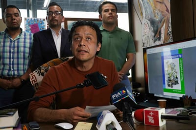 Marx Arriaga suma otra noche en la SEP, mantiene plantón por libros