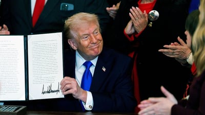 Entra en vigor arancel global del 15% de Trump en EE.UU.