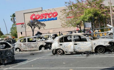 Más de 30 vehículos calcinados afuera de Costco Vallarta