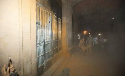 Detienen a nueve hombres por causar destrozos en edificio de Gobierno