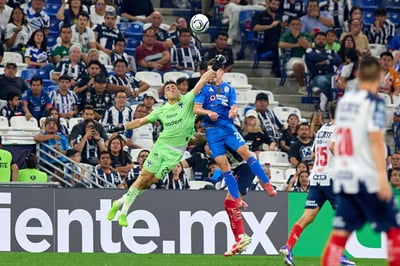 Cruz Azul remonta y vence 3-2 a Rayados en la ida de Concachampions