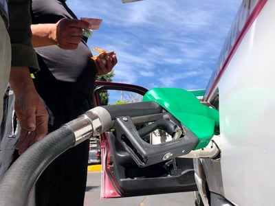 Gasolineros acuerdan tope voluntario de 28.50 pesos al diésel