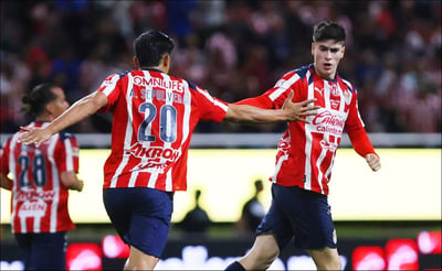 Chivas rescató de forma dramática el empate ante Pumas