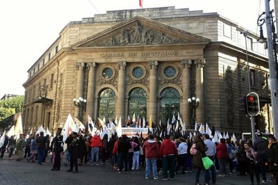 Asamblea de Barrios irrumpe en Congreso de CDMX y causa destrozos
