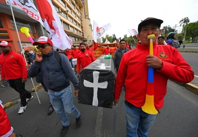 Ecuador sube gasolinas; gobierno atribuye alza a conflicto con Irán