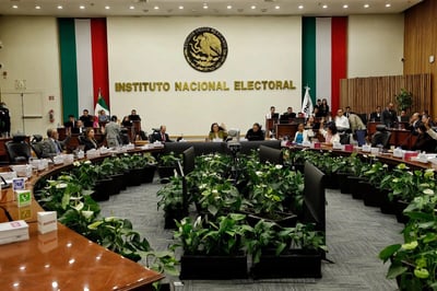 Morena y PAN se denuncian ante el INE por propaganda