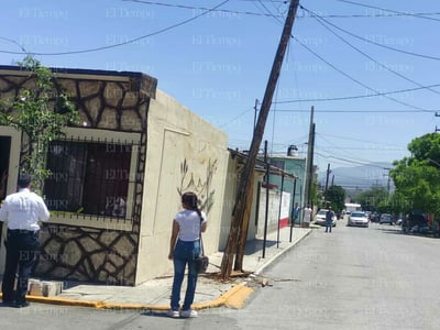 Choque contra poste deja daños materiales en Praderas del Sur