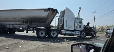 Accidente con tráiler provoca tráfico lento en carretera 57