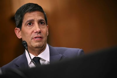 Senado de EU confirma a Kevin Warsh como gobernador de la Fed