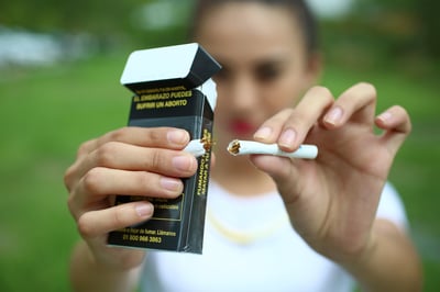 Cofepris alerta por cigarros ilegales vendidos en México