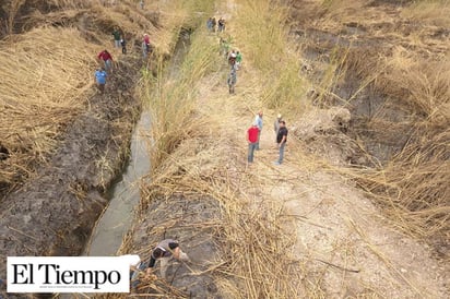 Ayudan funcionarios  en labores de limpieza