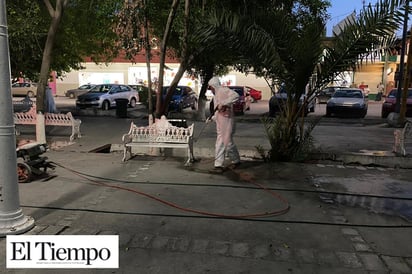 Desinfectan plazas y  calles de zona centro