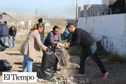 Limpian funcionarios  calles y áreas sucias