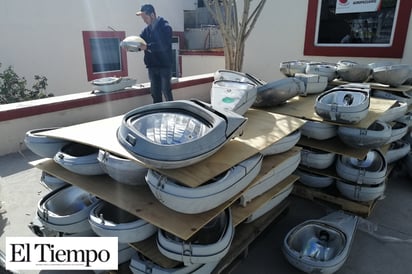 Inician la instalación de 1380  lámparas donadas por Saltillo