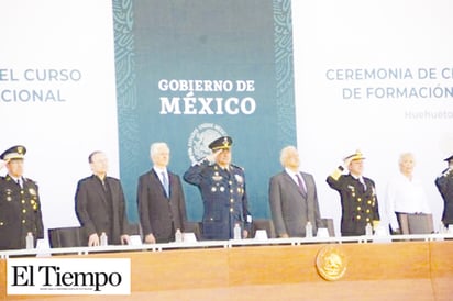 AMLO ignora medidas preventivas y acude a evento de Guardia Nacional con 5 mil personas