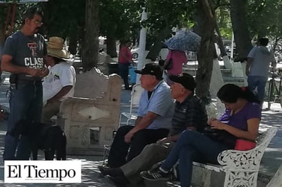 No pueden autoridades municipales  con ciudadanos; Pasean por la calle