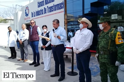 Donan trajes especiales a  los trabajadores del IMSS