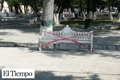 Prohibido platicar en las plazas