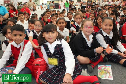 ¡Felicidades en su día!  a las niñas y los niños