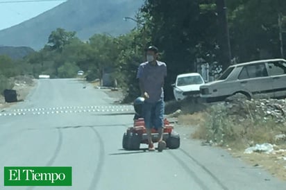 Pasea a su niño a pesar   del contagio de menores