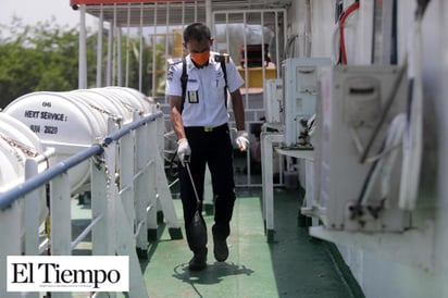 Por temor al COVID-19, pasajeros de un ferry saltan al agua en Indonesia