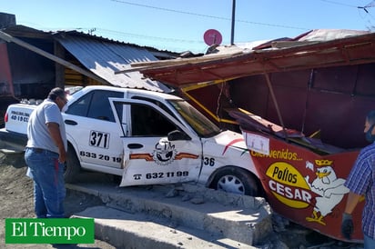 TAXI SE ESTAMPA CONTRA PUESTO