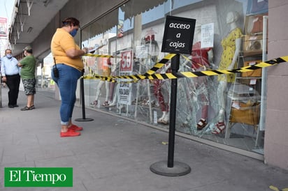 Se queda sin frenos y choca contra tienda