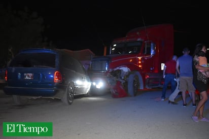 Tráiler impacta tres vehículos