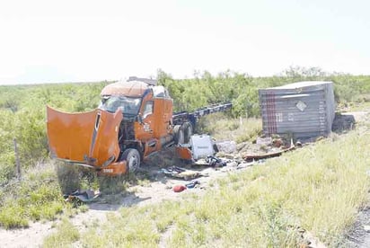 Dormita chófer y vuelca