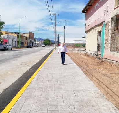 Estrena ‘Lencho’ Siller obras de banquetas  del programa social de; “Vamos a Michas”