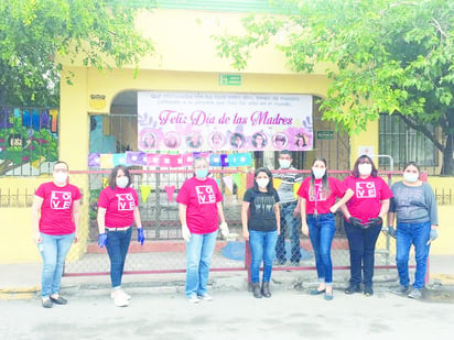 MAESTRAS FESTEJAN A LAS MADRES Y LES DAN REGALOS 