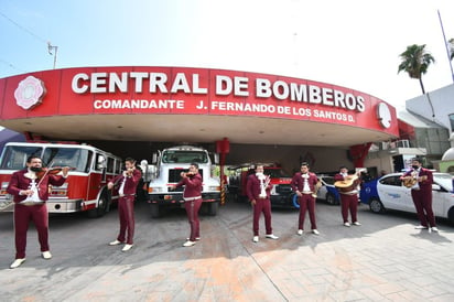 Dedica Paredes serenata a las madres