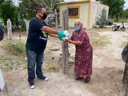 Entrega el DIF comidas calientes a los adultos