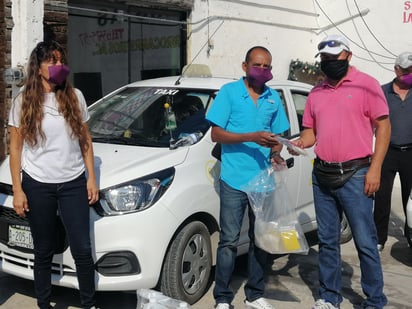 Entrega ‘Keniano’ Galván y un grupo de deportistas kits de limpieza a taxistas