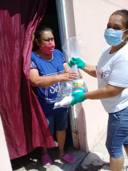 Entrega DIF a familias kits sanitizantes para que limpien sus hogares  