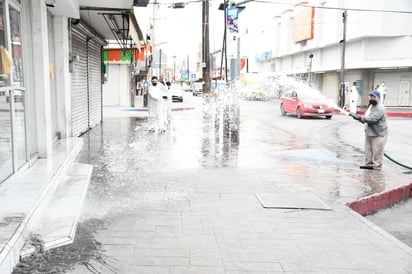 Desinfectan la zona centro por reapertura de negocios