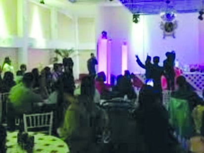 Funcionario se casa y arma fiesta con decenas de invitados