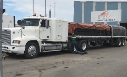 Roban tráiler con carga