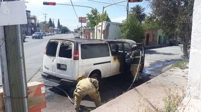 Se incendia camioneta