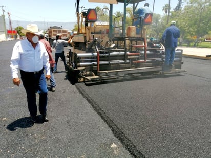 Recorre ‘Lencho’ calle pavimentada