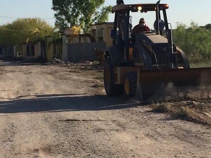 Limpia calle en Saca de  Bucareli a petición de un vecino; Cumple Gladys