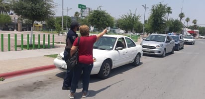 Ignora luz roja y provoca accidente