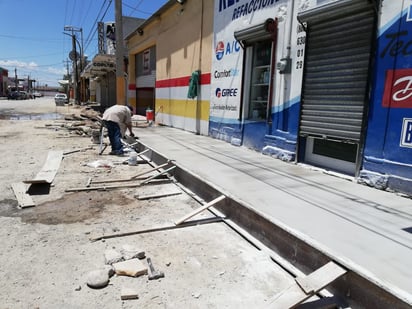 Avanza obra de construccion de banquetas en zona centro