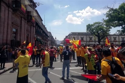 Marchan y se manifiestan aficionados