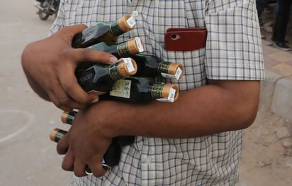 Muere en Parras por tomar alcohol adulterado 