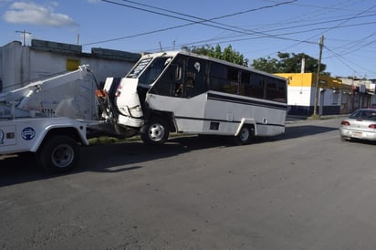 Se pasa alto y provoca percance