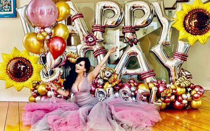 Maribel Guardia posa entre globos y celebra sus 61 años